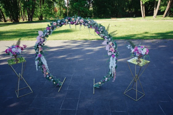 Apvali vestuvių ceremonijos arka „Aurora“ su gėlių kompozicijomis